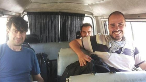 José Manuel López, Ángel Sastre y Antonio Pampliega, en Siria. FACEBOOK DE USAMA AJJAN José Manuel López, Ángel Sastre y Antonio Pampliega, en Siria. FACEBOOK DE USAMA AJJAN