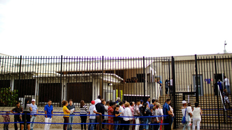 Gente esperando para entrar en la embajada de EEUU en La Habana, Cuba. REUTERS/Alexandre Meneghini