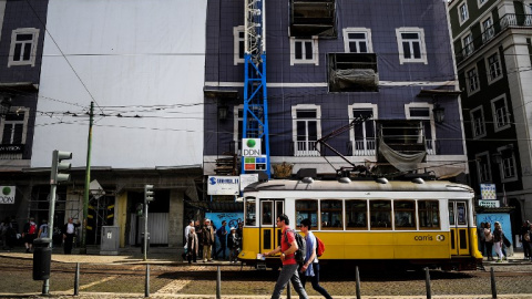 Turistas caminan en Lisboa - AFP/ PATRICIA DE MELO MOREIRA Turistas caminan en Lisboa - AFP/ PATRICIA DE MELO MOREIRA