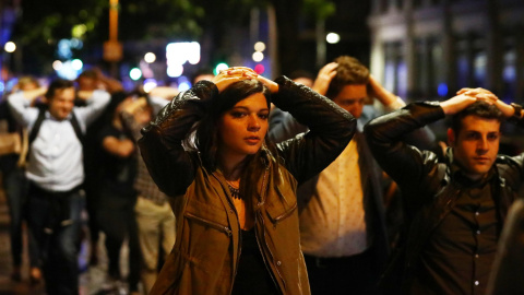 La gente abandona el área del atentado con las manos en alto. REUTERS/ Neil Hall