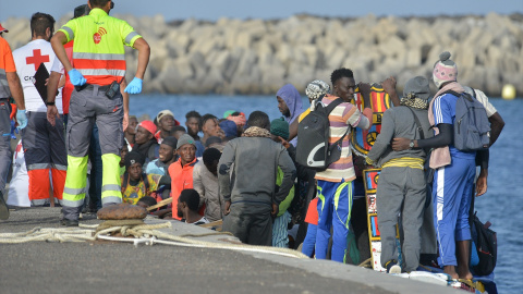 Los servicios sanitarios reciben una patera, en el muelle de La Restinga, a 8 de octubre de 2023, en El Hierro (Foto de arhivo). / Europa Press Los servicios sanitarios reciben una patera, en el muelle de La Restinga, a 8 de octubre de 2023, en El Hierro (Foto de arhivo). / Europa Press