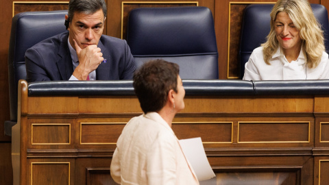 El presidente del Gobierno en funciones, Pedro Sánchez; la portavoz de EH Bildu en el Congreso de los Diputados, Mertxe Aizpurua, y la vicepresidenta segunda y ministra de Trabajo y Economía Social en funciones, Yolanda Díaz, conversan durante el plen El presidente del Gobierno en funciones, Pedro Sánchez; la portavoz de EH Bildu en el Congreso de los Diputados, Mertxe Aizpurua, y la vicepresidenta segunda y ministra de Trabajo y Economía Social en funciones, Yolanda Díaz, conversan durante el plen