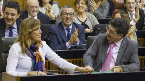 Susana Díaz en el Parlamento andaluz junto al que fuera vicepresidente de la Junta, Diego Valderas. EFE Susana Díaz en el Parlamento andaluz junto al que fuera vicepresidente de la Junta, Diego Valderas. EFE