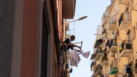 Un hombre tendiendo en su casa (Foto de archivo). -DAVID ZORRAKINO / Europa Press Un hombre tendiendo en su casa (Foto de archivo). -DAVID ZORRAKINO / Europa Press