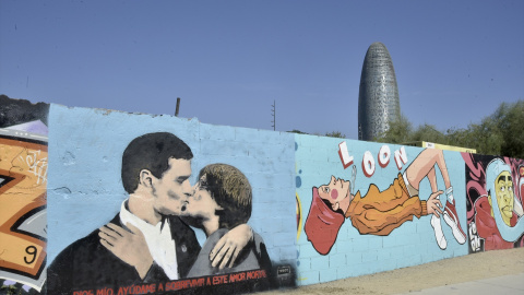Vista del la pintura del presidente español y candidato del PSOE a la reelección Pedro Sánchez y al expresidente de la Generalitat y eurodiputado de Junts, Carles Puigdemont, dándose un beso en el mural del artista urbano TVBoy, en la plaza de las Gl Vista del la pintura del presidente español y candidato del PSOE a la reelección Pedro Sánchez y al expresidente de la Generalitat y eurodiputado de Junts, Carles Puigdemont, dándose un beso en el mural del artista urbano TVBoy, en la plaza de las Gl