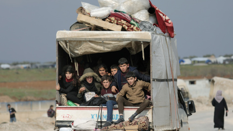 18/02/2020 - Niños desplazados viajan en una camioneta con sus pertenencias en Afrin, Siria. REUTERS / Khalil Ashawi 18/02/2020 - Niños desplazados viajan en una camioneta con sus pertenencias en Afrin, Siria. REUTERS / Khalil Ashawi