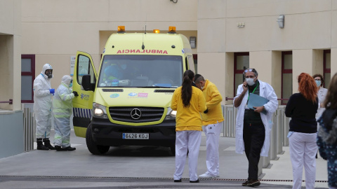 30/03/2020.- Personal sanitario en las inmediaciones del Hospital de campaña del Gregorio Marañón en Madrid. / EFE- JUANJO MARTÍN