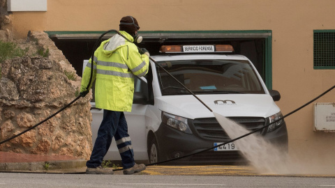 30/03/2020.-Un operario de desinfección en una residencia en Huesca. / EFE - JAVIER BLASCO