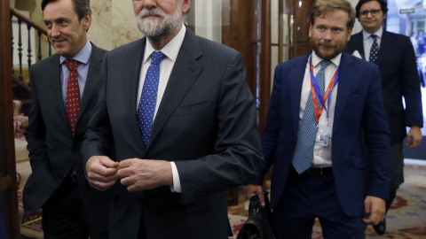 El presidente del Gobierno, Mariano Rajoy (c), acompañado del portavoz del PP, Rafael Hernando (i), tras la aprobación del proyecto de Presupuestos para 2017. EFE/Kiko Huesca El presidente del Gobierno, Mariano Rajoy (c), acompañado del portavoz del PP, Rafael Hernando (i), tras la aprobación del proyecto de Presupuestos para 2017. EFE/Kiko Huesca