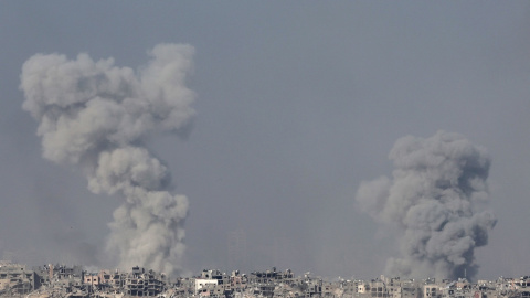 Columnas de humo en Gaza tras el impacto de los misiles israelís - EFE/EPA/ABIR SULTAN Columnas de humo en Gaza tras el impacto de los misiles israelís - EFE/EPA/ABIR SULTAN