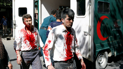 Dos hombres heridos tras la explosión producida en Kabul, Afganistán./REUTERS Dos hombres heridos tras la explosión producida en Kabul, Afganistán./REUTERS