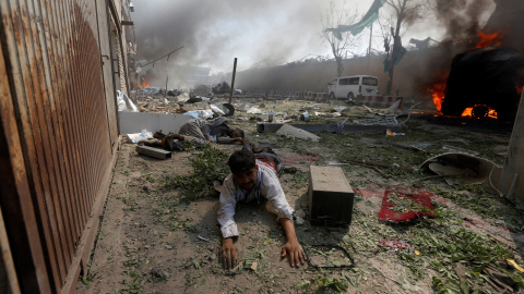 Una persona herida tras el atentado en la zona diplomática de Kabul / REUTERS Una persona herida tras el atentado en la zona diplomática de Kabul / REUTERS