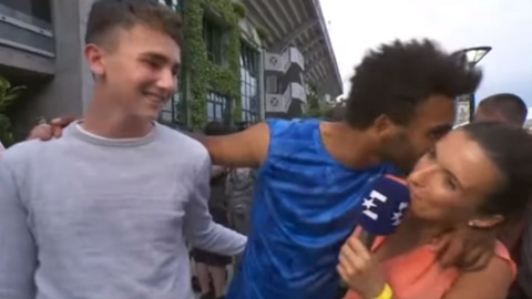 El tenista Maxime Hamou intentando dar un beso a la periodista Maly Thomas. El tenista Maxime Hamou intentando dar un beso a la periodista Maly Thomas.