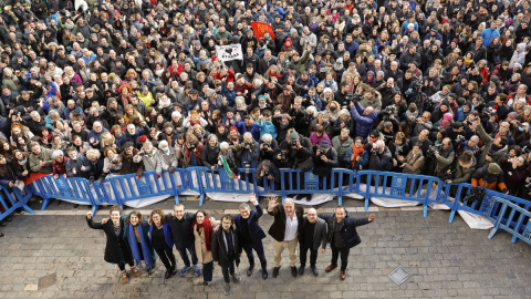 Joseba Asiron (tercero por la derecha de la imagen) junto a varios miembros de su grupo municipal tras convertirse en el nuevo alcalde de Pamplona tras la moción de censura. - Villar López | EFE Joseba Asiron (tercero por la derecha de la imagen) junto a varios miembros de su grupo municipal tras convertirse en el nuevo alcalde de Pamplona tras la moción de censura. - Villar López | EFE