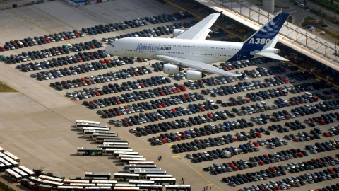 El avión de pasajeros Airbus A380 vuela sobre la planta de la empresa en Hamburgo. / REUTERS El avión de pasajeros Airbus A380 vuela sobre la planta de la empresa en Hamburgo. / REUTERS