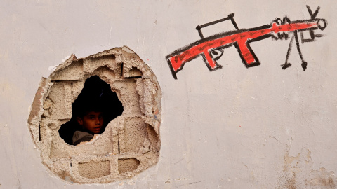Un niño mira a través de un agujero en una pared dañada después de un ataque israelí, en el campamento de refugiados de Far'a, cerca de Tubas, en la Cisjordania ocupada por Israel. REUTERS/Raneen Sawafta Un niño mira a través de un agujero en una pared dañada después de un ataque israelí, en el campamento de refugiados de Far'a, cerca de Tubas, en la Cisjordania ocupada por Israel. REUTERS/Raneen Sawafta