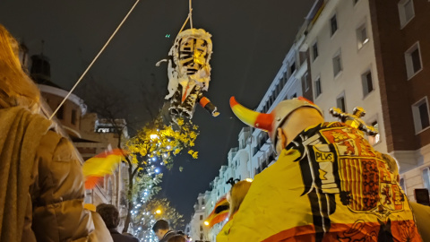 Los presentadores de las uvas cerca de la sede del PSOE en Madrid, donde se concentró un grupo de ultraderechistas para recibir el 2024 insultando al presidente del Gobierno. Israel Merino Los presentadores de las uvas cerca de la sede del PSOE en Madrid, donde se concentró un grupo de ultraderechistas para recibir el 2024 insultando al presidente del Gobierno. Israel Merino