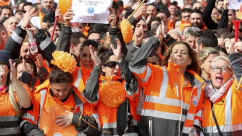 Alrededor de un millar de estibadores, reunidos en la explanada del del recinto portuario de Algeciras donde han pedido al Gobierno español un "diálogo franco" en el conflicto de la estiba o habrá movilizaciones "a nivel mundial". EFE/A. Carrasco Ragel