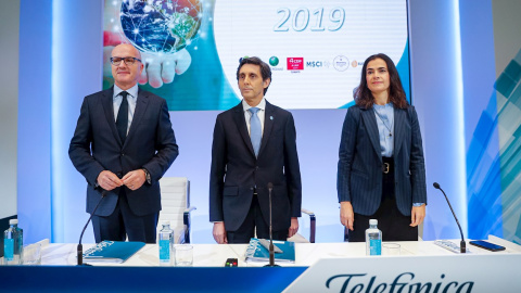 El presidente del grupo Telefónica, José María Álvarez-Pallete (c), acompañado del consejero delegado, Ángel Vila y Laura Abasolo, directora general de Finanzas y Control, momentos antes de la rueda de prensa para presentar los resultados de 2019.. El presidente del grupo Telefónica, José María Álvarez-Pallete (c), acompañado del consejero delegado, Ángel Vila y Laura Abasolo, directora general de Finanzas y Control, momentos antes de la rueda de prensa para presentar los resultados de 2019..