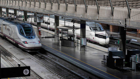 Trenes AVE en la estación de Santa Justa de Sevilla. EFE/José Manuel Vidal Trenes AVE en la estación de Santa Justa de Sevilla. EFE/José Manuel Vidal