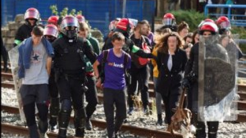 La Ertzaintza detuvo a más de 40 personas y disparó 52 cartuchos contra las protestas por la sentencia del 'procés' La Ertzaintza detuvo a más de 40 personas y disparó 52 cartuchos contra las protestas por la sentencia del 'procés'