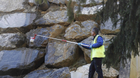 20/02/2020.-Un trabajador del URA, Agencia Vasca del Agua, toma muestras donde se produjo el derrumbamiento del vertedero de Zaldibar. EFE/Luis Tejido. 20/02/2020.-Un trabajador del URA, Agencia Vasca del Agua, toma muestras donde se produjo el derrumbamiento del vertedero de Zaldibar. EFE/Luis Tejido.