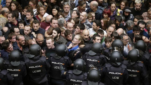 Una de les imatges icòniques de l'1-O, amb un mur humà intentant aturar els antiavalots. EFE Una de les imatges icòniques de l'1-O, amb un mur humà intentant aturar els antiavalots. EFE