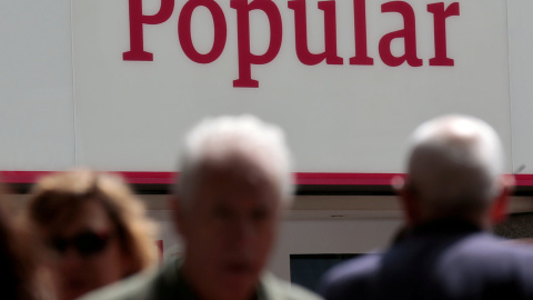 Varios peatones frente a una sucursal del Banco Popular en Madrid. REUTERS/Andrea Comas Varios peatones frente a una sucursal del Banco Popular en Madrid. REUTERS/Andrea Comas
