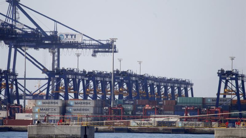 Las grúas del puerto de Algeciras (Cádiz) totalmente paradas durante la primera jornada de huelga de las ocho convocadas por los sindicatos de estibadores que se desarrolla sin incidentes de importancia, con el cumplimiento -salvo excepciones- de los se Las grúas del puerto de Algeciras (Cádiz) totalmente paradas durante la primera jornada de huelga de las ocho convocadas por los sindicatos de estibadores que se desarrolla sin incidentes de importancia, con el cumplimiento -salvo excepciones- de los se