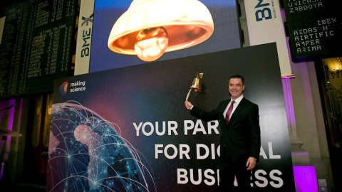 El consejero delegado de Makinhg Science, José Antonio Martínez Aguilar, realiza el tradicional toque de campana en la Bolsa de Madrid con motivo de su entrada al MAB. E.P. El consejero delegado de Makinhg Science, José Antonio Martínez Aguilar, realiza el tradicional toque de campana en la Bolsa de Madrid con motivo de su entrada al MAB. E.P.