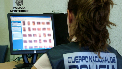 Imagen de archivo de una agente de policía investigando caso de pornografía infantil | Policía Nacional Imagen de archivo de una agente de policía investigando caso de pornografía infantil | Policía Nacional