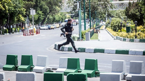 Miembro de las fuerzas de seguridad iranís corre durante el ataque al Parlamento en Teherán. / REUTERS