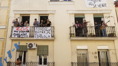 Los vecinos de un bloque de viviendas adquirido por una Socimi organizan una jornada reivindicativa de música en sus pisos para protestar por su presumible desahucio. EFE/Sergio Pérez Los vecinos de un bloque de viviendas adquirido por una Socimi organizan una jornada reivindicativa de música en sus pisos para protestar por su presumible desahucio. EFE/Sergio Pérez