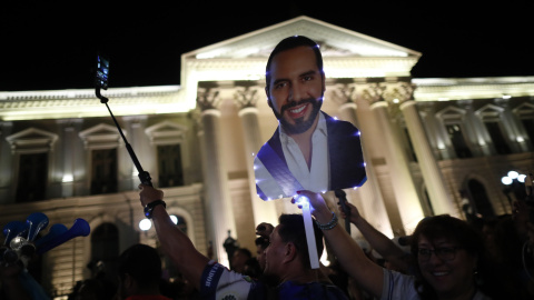 Seguidores del actual presidente y candidato a la presidencia de El Salvador, Nayib Bukele, se reúnen a las afueras del Palacio Nacional, hoy en San Salvador (El Salvador). EFE/ Bienvenido Velasco Seguidores de Nayib Bukele frente al Palacio Nacional, en San Salvador (El Salvador). EFE/ Bienvenido Velasco