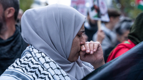 Una mujer llora durante una concentración por los últimos acontecimientos en Gaza, frente a la embajada Israelí, a 18 de octubre de 2023, en Madrid. Matias Chiofalo / Europa Press. Una mujer llora durante una concentración por los últimos acontecimientos en Gaza, frente a la embajada Israelí, a 18 de octubre de 2023, en Madrid. Matias Chiofalo / Europa Press.