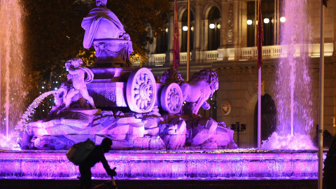 La fuente de Cibeles iluminada esta tarde de color morado con motivo del Día Internacional de la Eliminación de la Violencia contra la Mujer. EFE/Fernando Villar La fuente de Cibeles iluminada esta tarde de color morado con motivo del Día Internacional de la Eliminación de la Violencia contra la Mujer. EFE/Fernando Villar