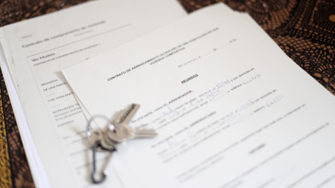 Unas llaves sobre un contrato de compraventa de vivienda y un contrato de arrendamiento (alquiler) de una habitación en una vivienda compartida. / ARCHIVO EUROPA PRESS Unas llaves sobre un contrato de compraventa de vivienda y un contrato de arrendamiento (alquiler) de una habitación en una vivienda compartida. / ARCHIVO EUROPA PRESS