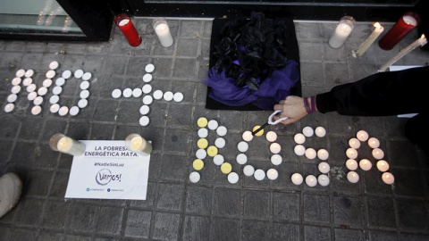 Homenaje a Rosa, la anciana de 81 años fallecida en Reus, durante la concentración en la sede de Gas Natural Fenosa en Valencia / EFE Homenaje a Rosa, la anciana de 81 años fallecida en Reus, durante la concentración en la sede de Gas Natural Fenosa en Valencia / EFE