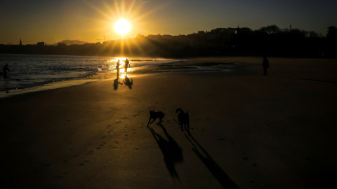 Vista del amanecer este jueves en la playa de Ondarreta de San Sebastián. EFE Vista del amanecer este jueves en la playa de Ondarreta de San Sebastián. EFE