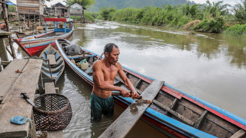 31/08/2019. Un pescador en Batang Toru (Indonesia), donde se construye una central hidroeléctrica. / EFE 31/08/2019. Un pescador en Batang Toru (Indonesia), donde se construye una central hidroeléctrica. / EFE