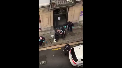 La Ertzaintza golpea y detiene a una madre y a su hijo enfermo en Bilbao La Ertzaintza golpea y detiene a una madre y a su hijo enfermo en Bilbao