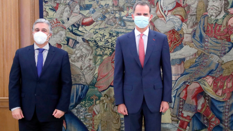 El rey Felipe VI con el ministro de Asuntos Exteriores uruguayo, Francisco Bustillos. / EFE- José Jiménez El rey Felipe VI con el ministro de Asuntos Exteriores uruguayo, Francisco Bustillos. / EFE- José Jiménez