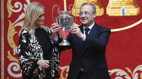 Cifuentes, con Florentino Pérez en la celebración de la Champions del Madrid. EFE/Ballesteros Cifuentes, con Florentino Pérez en la celebración de la Champions del Madrid. EFE/Ballesteros