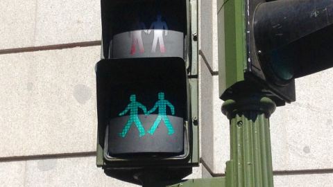 Uno de los semáforos con parejas LGTBI instalados. TWITTER DE AHORA MADRID Uno de los semáforos con parejas LGTBI instalados. TWITTER DE AHORA MADRID