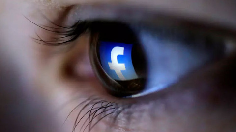 Reflejo del logo de Facebook en un ojo. REUTERS/DADO RUVIC/ Reflejo del logo de Facebook en un ojo. REUTERS/DADO RUVIC/