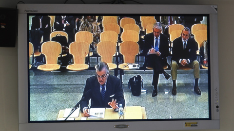 Imagen del monitor instalado en la sala de prensa de la Audiencia Nacional de la declaración del extesorero del PP Luis Bárcenas en juicio del caso Gürtel. EFE/Emilio Naranjo Imagen del monitor instalado en la sala de prensa de la Audiencia Nacional de la declaración del extesorero del PP Luis Bárcenas en juicio del caso Gürtel. EFE/Emilio Naranjo