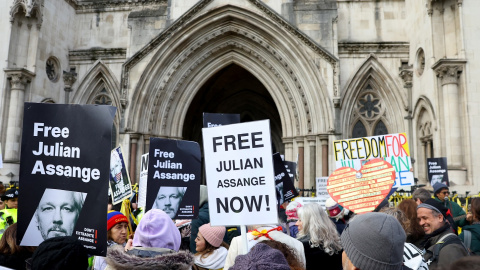 SManifestación en apoyo de Julian Assange delante del Tribunal Superior de Londres, donde se examina su extradición a Estados Unidos. REUTERS/Toby Melville Manifestación en apoyo de Julian Assange delante del Tribunal Superior de Londres, donde se examina su extradición a Estados Unidos. REUTERS/Toby Melville
