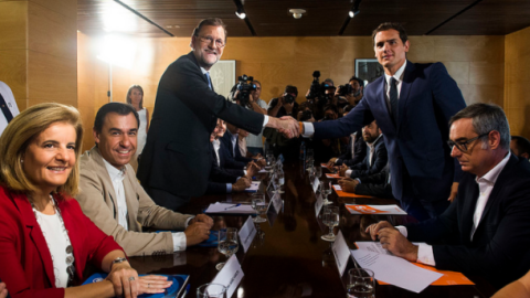 Rajoy y Rivera sellan con un apretón de manos su pacto de investidura. Archivo EFE Rajoy y Rivera sellan con un apretón de manos su pacto de investidura. Archivo EFE