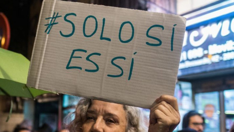 Mujer sostiene un cartel del 'Sólo Sí es Sí' durante una manifestación feminista Mujer sostiene un cartel del 'Sólo Sí es Sí' durante una manifestación feminista