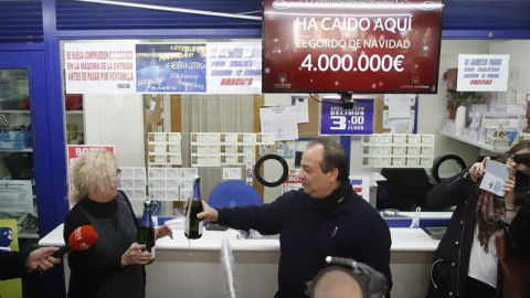 Los propietarios de la administración situada en el Paseo de la Esperanza, número 4, en Madrid, celebran la venta íntegra del número 66.513, agraciado con el Gordo de Navidad, dotado con cuatro millones de euros por serie (400.000 euros por décimo), Los propietarios de la administración situada en el Paseo de la Esperanza, número 4, en Madrid, celebran la venta íntegra del número 66.513, agraciado con el Gordo de Navidad, dotado con cuatro millones de euros por serie (400.000 euros por décimo),